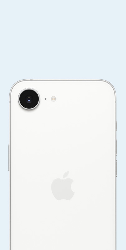 Vue arrière de l’iPhone 16e en blanc montrant les matériaux recyclés et la caméra.
