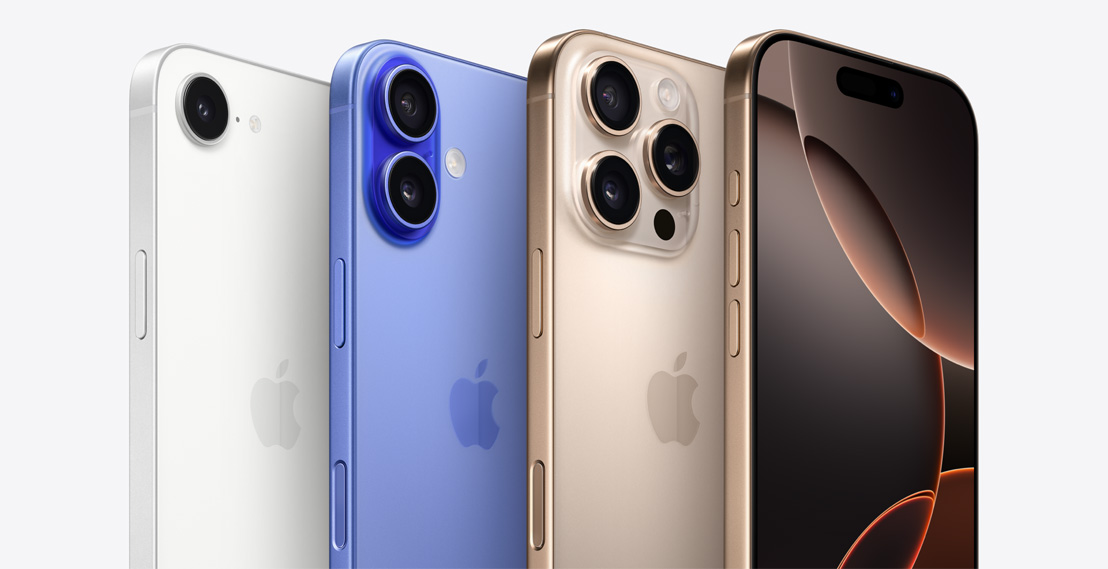 Quatre iPhone, dont deux iPhone 16 Pro en titane sable, l’un présentant 3 objectifs, et l’autre, devant, présentant Dynamic Island. À côté, un iPhone 16 outremer avec 2 objectifs et un iPhone 16e blanc avec 1 objectif.