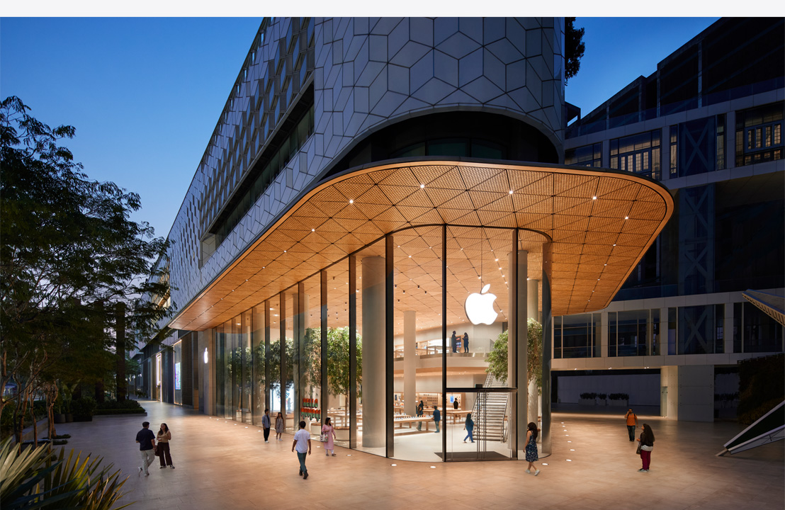 Façade d’un Apple Store moderne de nuit.