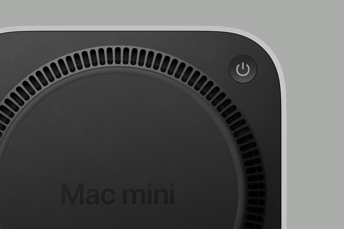 Imagen de la parte inferior de un Mac mini que muestra el botón de encendido y el sistema de ventilación circular
